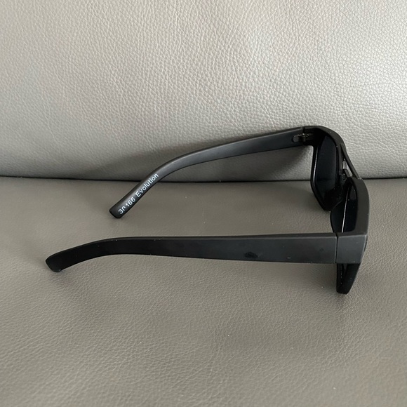 Sunglasses 🕶️ - Picture 2 of 3